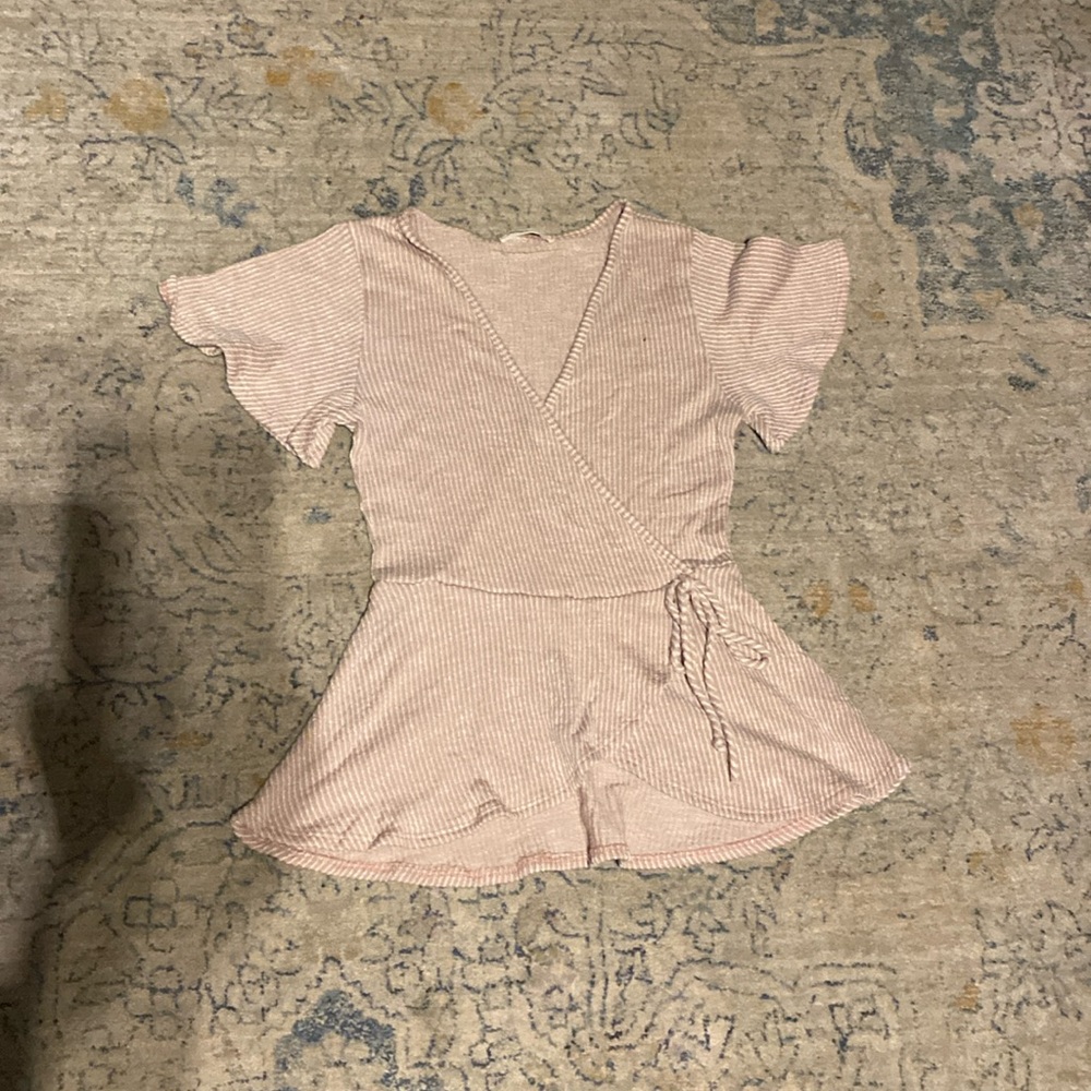 Low cut shirt 
Super cute 
Worn once